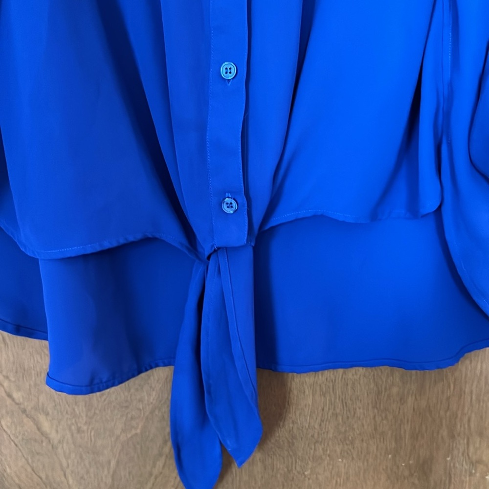 EUC Chico’s Cobalt Blue Tie Front High Low Shirt Roll Tab Sleeve Size 2/12 - Picture 3 of 13